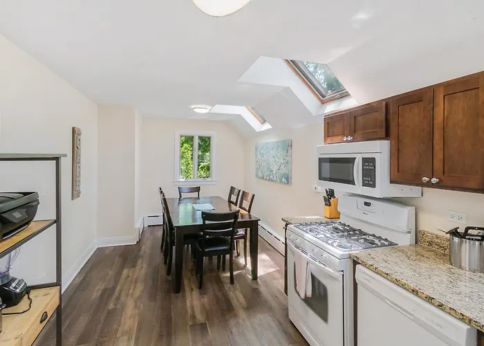Beautiful Updated 5 Bedroom House Near Naval Base Ferienhaus