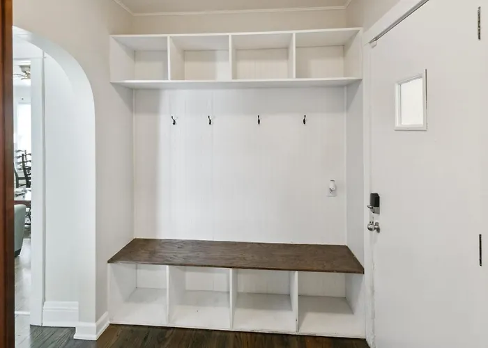 Beautiful Updated 5 Bedroom House Near Naval Base *