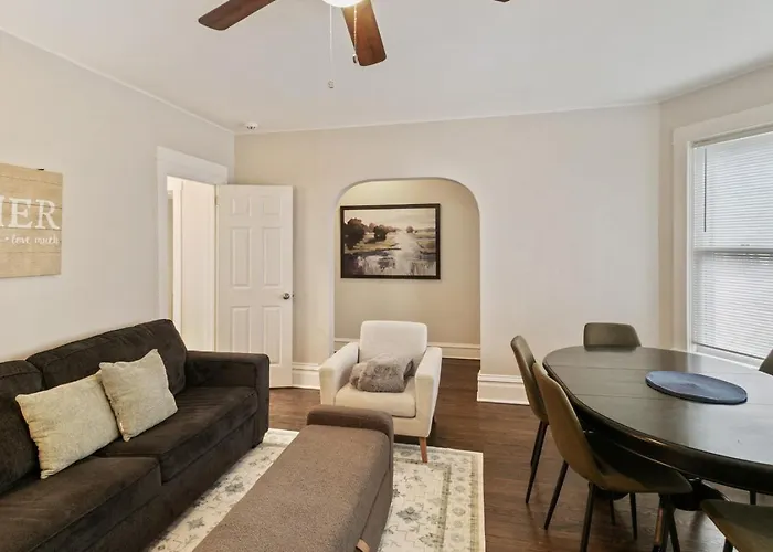 Beautiful Updated 5 Bedroom House Near Naval Base Libertyville