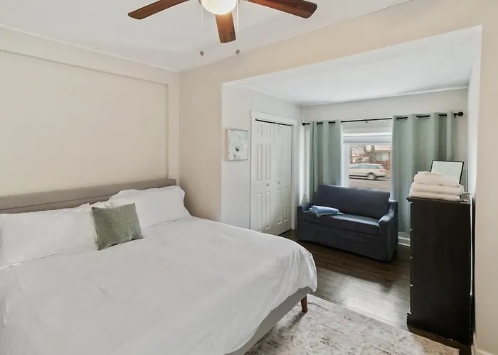 Beautiful Updated 5 Bedroom House Near Naval Base
