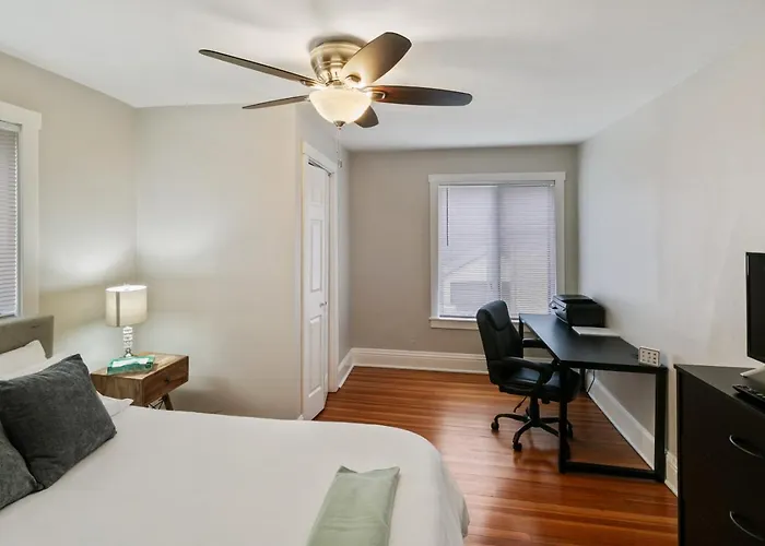 Beautiful Updated 5 Bedroom House Near Naval Base Libertyville