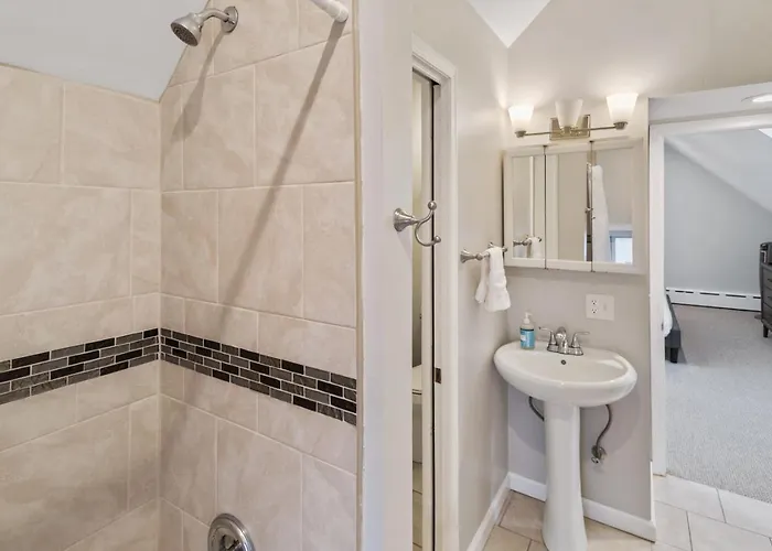 Beautiful Updated 5 Bedroom House Near Naval Base Ferienhaus