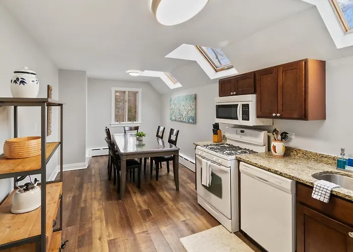 Beautiful Updated 5 Bedroom House Near Naval Base Libertyville