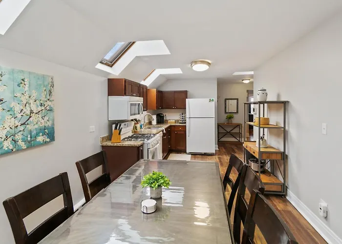 Beautiful Updated 5 Bedroom House Near Naval Base Ferienhaus