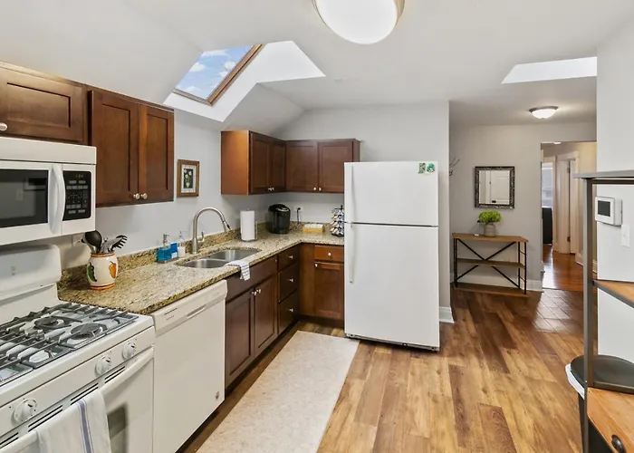 Beautiful Updated 5 Bedroom House Near Naval Base * Libertyville