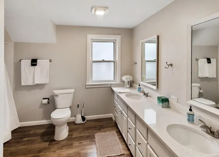 Beautiful Updated 5 Bedroom House Near Naval Base Libertyville