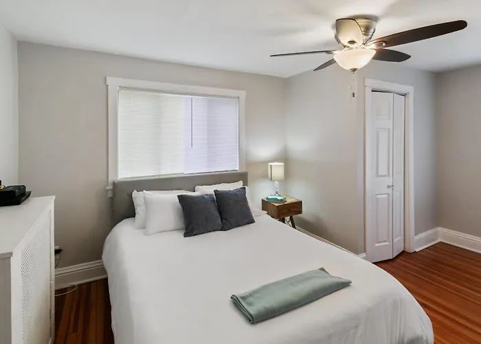 Beautiful Updated 5 Bedroom House Near Naval Base Ferienhaus *