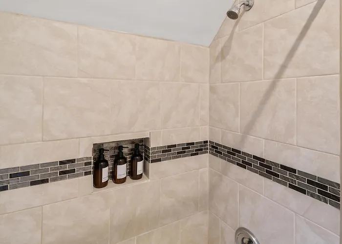 Beautiful Updated 5 Bedroom House Near Naval Base Ferienhaus *