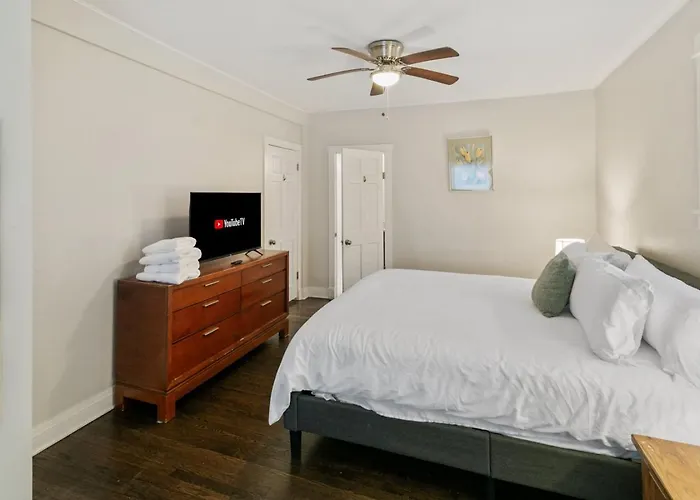 Beautiful Updated 5 Bedroom House Near Naval Base
