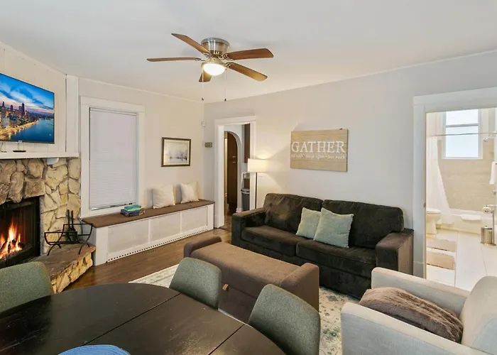 Beautiful Updated 5 Bedroom House Near Naval Base Ferienhaus