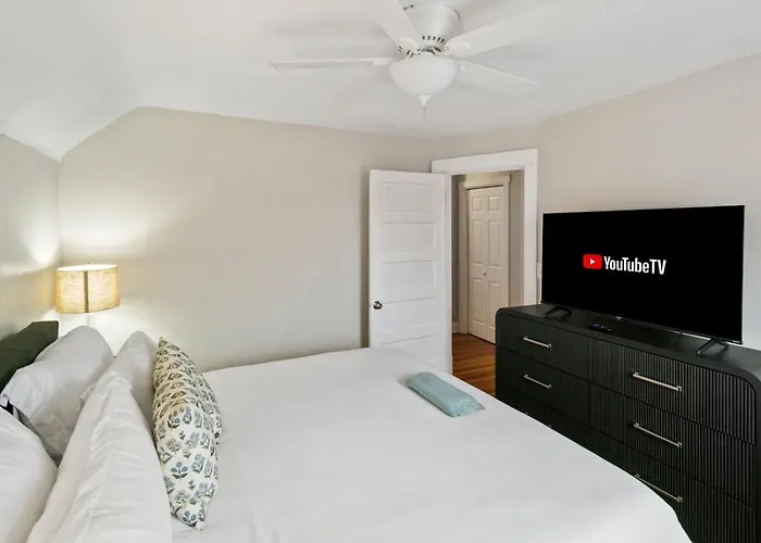 Beautiful Updated 5 Bedroom House Near Naval Base Libertyville