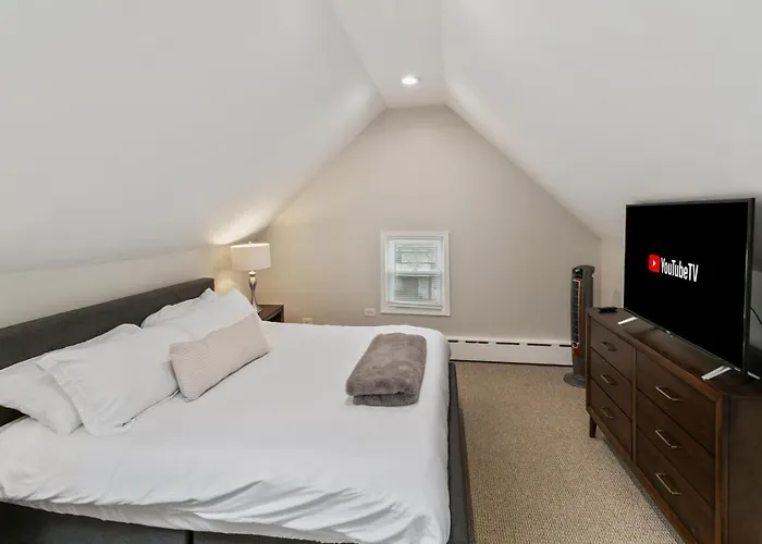 Beautiful Updated 5 Bedroom House Near Naval Base