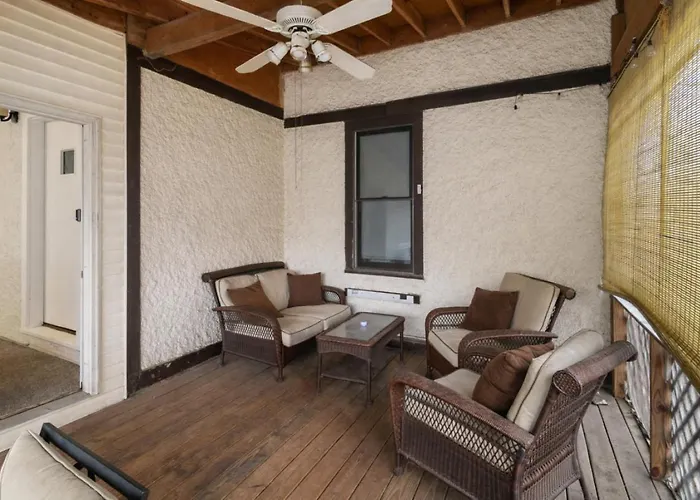 Beautiful Updated 5 Bedroom House Near Naval Base *