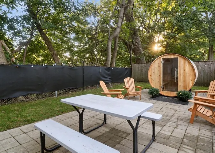 Beautiful Updated 5 Bedroom House Near Naval Base Libertyville