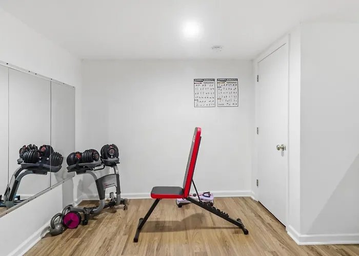 Beautiful Updated 5 Bedroom House Near Naval Base *